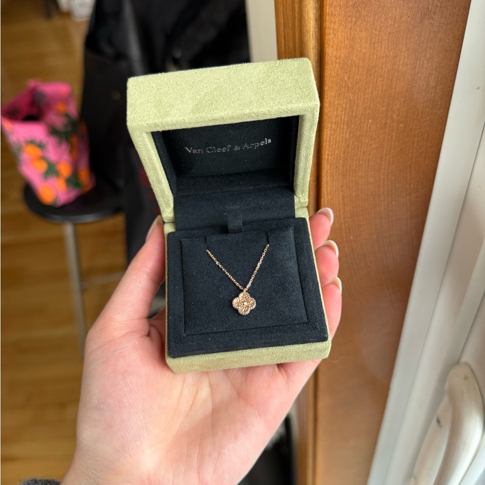 Van Cleef & Arpels Sweet Alhambra Pendant Necklace - Picture 4 of 6
